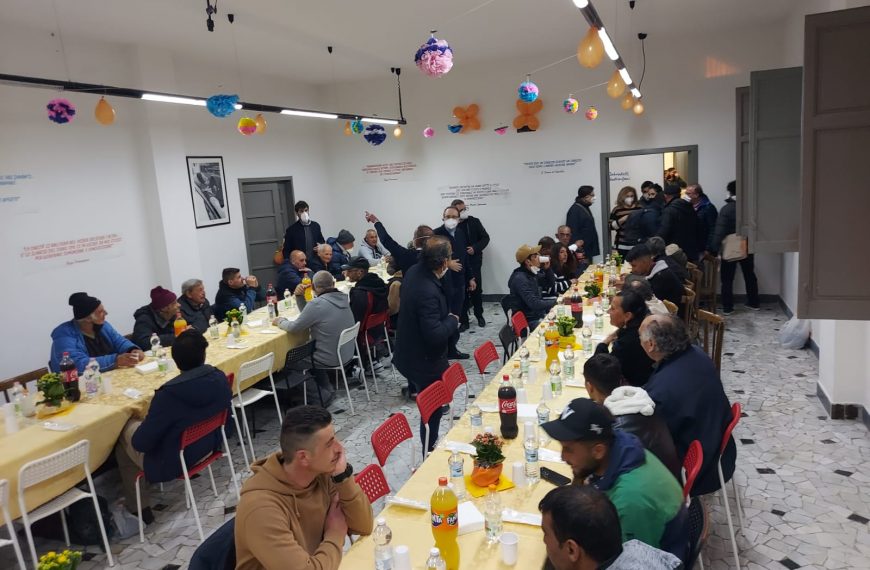 A cena con i fratelli dei dormitori cittadini