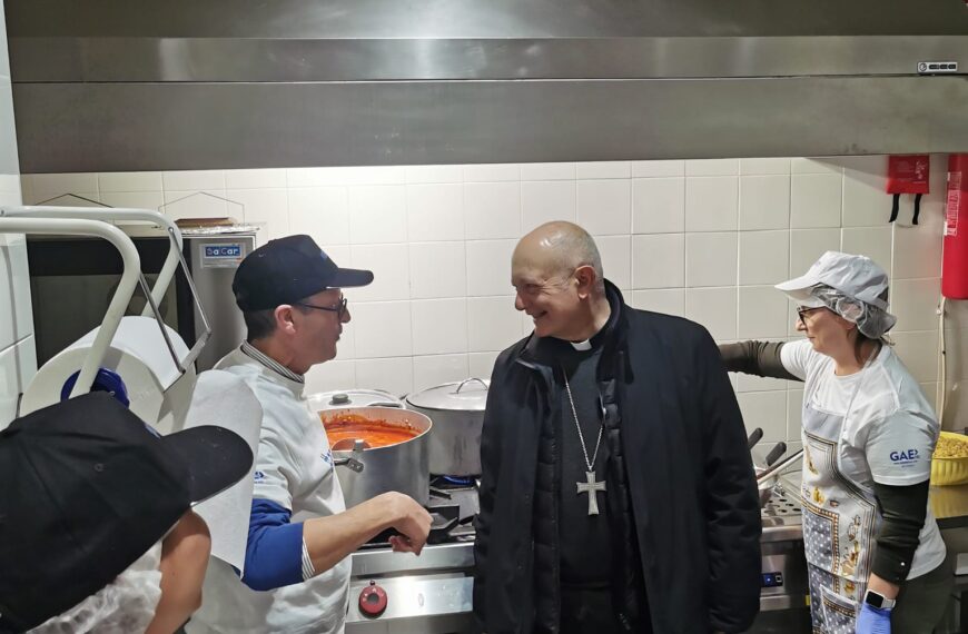 Personale della Questura fa “servizio” a Mensa San Francesco