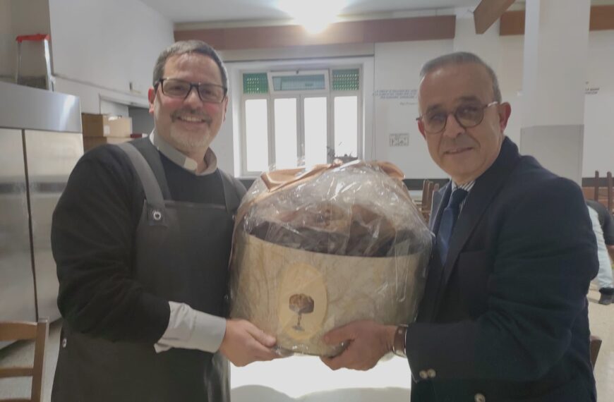 Donato un maxi panettone per la Mensa dei Poveri della Caritas
