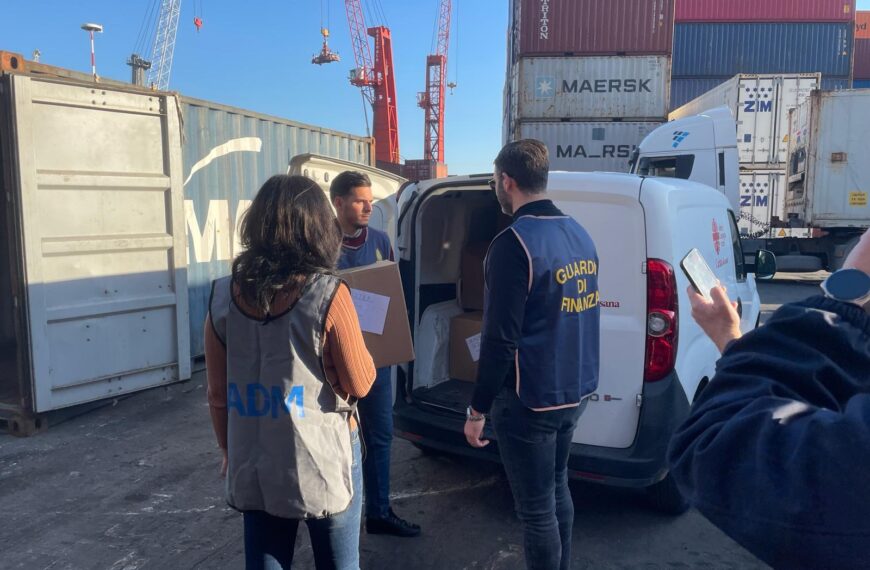 GUARDIA DI FINANZA E ADM DI SALERNO: DEVOLUTI ALLA CARITAS DIOCESANAOLTRE 1.300 CAPI D’ABBIGLIAMENTO SOTTRATTI AL “MERCATO DEL FALSO”